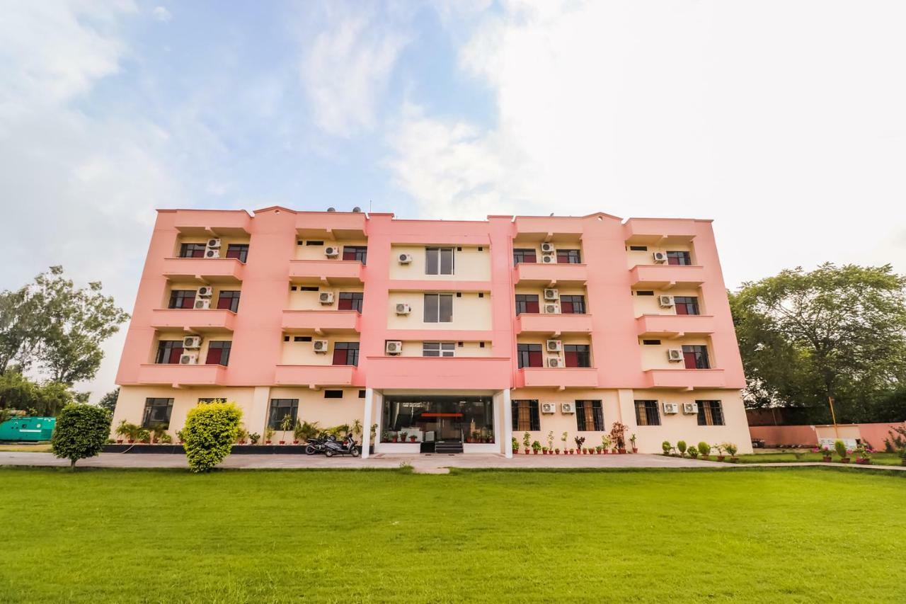 Capital O 60233 Brij Ki Rasoi Deluxe Hotel Lucknow Ngoại thất bức ảnh