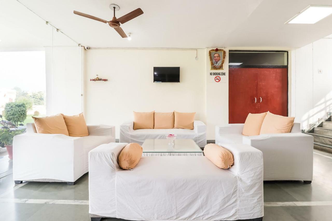 Capital O 60233 Brij Ki Rasoi Deluxe Hotel Lucknow Ngoại thất bức ảnh